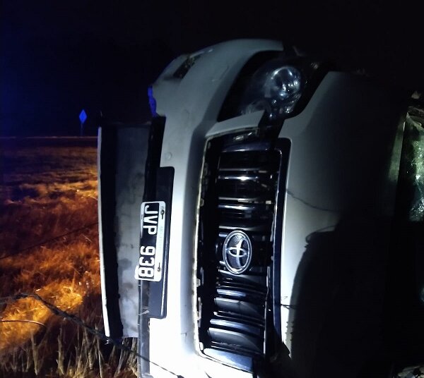 Una camioneta con ocupantes bahienses chocó sobre una red de media tensión