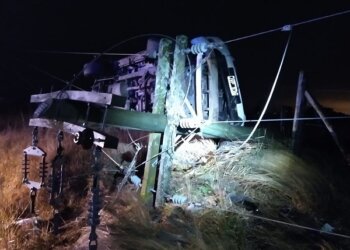 Una camioneta con ocupantes bahienses chocó sobre una red de media tensión