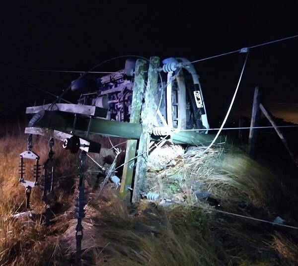 Una camioneta con ocupantes bahienses chocó sobre una red de media tensión
