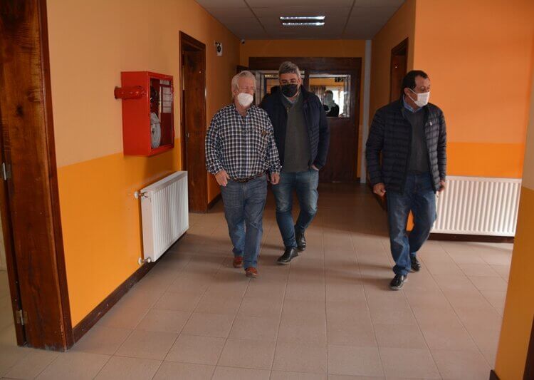 El ministro Rodríguez visitó Despertares y se reunió con directivos y cooperadora de la escuela Agropecuaria
