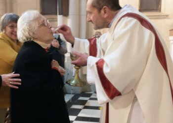 «Mi hijo, el Diácono, bajo la mirada amorosa de Nené»