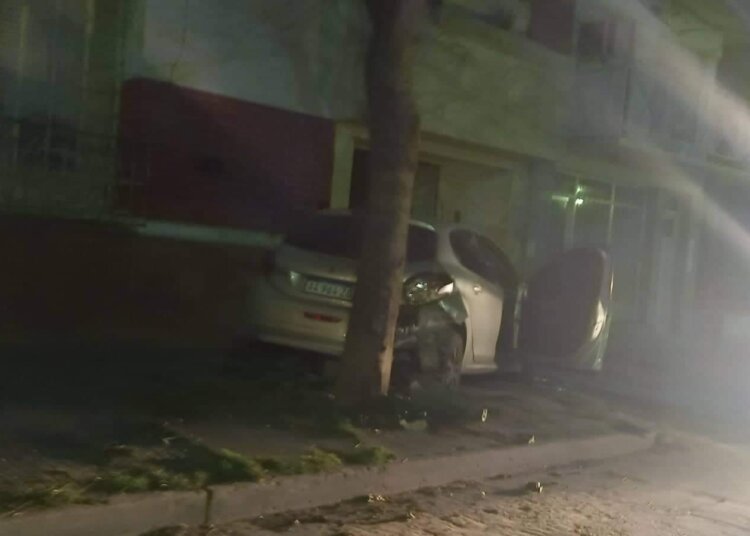 Un auto termino incrustado en un portón sobre la vereda