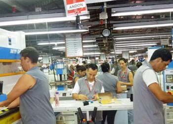 La empresa que fabrica zapatillas Nike despidió 100 operarios porque no puede importar insumos