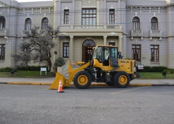 El Municipio adquirió una nueva pala cargadora para la Delegación de Barker