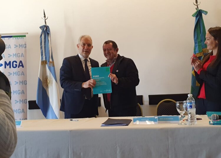 El intendente firmó el convenio de Ley Ética publica y transparencia de la provincia