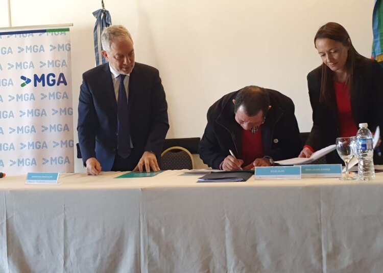 El intendente firmó el convenio de Ley Ética publica y transparencia de la provincia