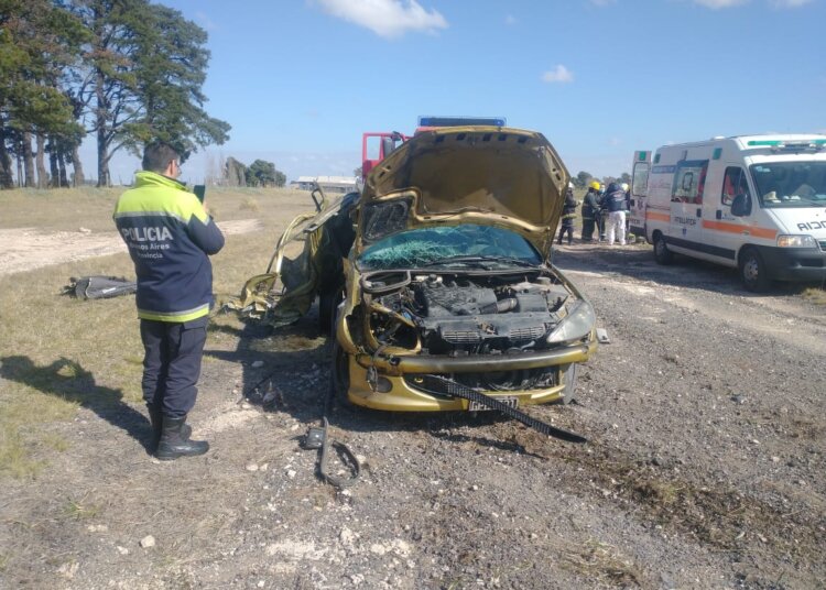 Accidente entre un auto y una camioneta sobre ruta 3