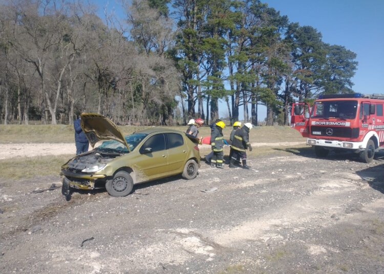 Accidente entre un auto y una camioneta sobre ruta 3