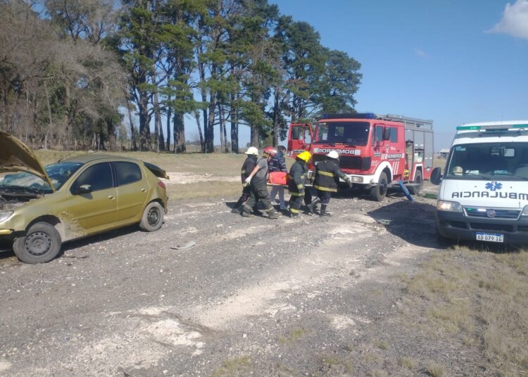Accidente entre un auto y una camioneta sobre ruta 3