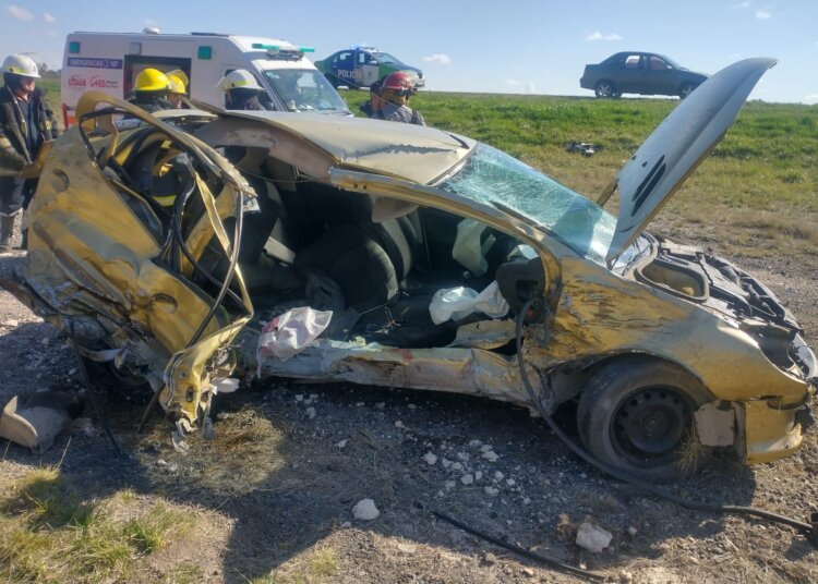 Accidente entre un auto y una camioneta sobre ruta 3