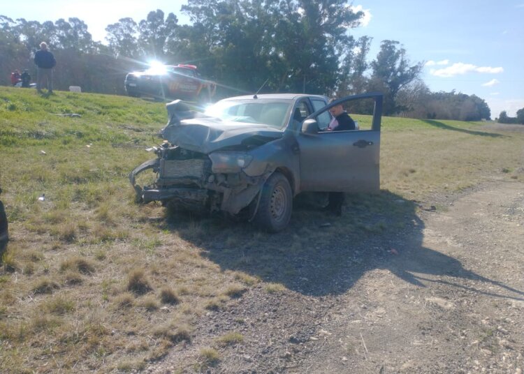 Accidente entre un auto y una camioneta sobre ruta 3