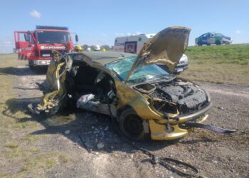 Accidente entre un auto y una camioneta sobre ruta 3