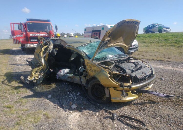 Accidente entre un auto y una camioneta sobre ruta 3
