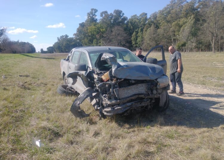 Accidente entre un auto y una camioneta sobre ruta 3