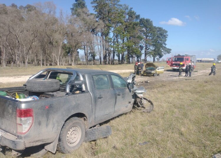 Accidente entre un auto y una camioneta sobre ruta 3