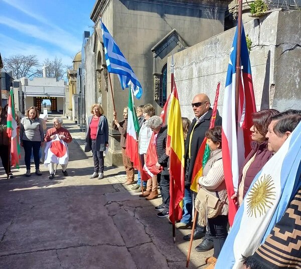Se rindió homenaje a los inmigrantes fallecidos en el Cementerio local