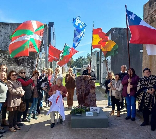 Se rindió homenaje a los inmigrantes fallecidos en el Cementerio local