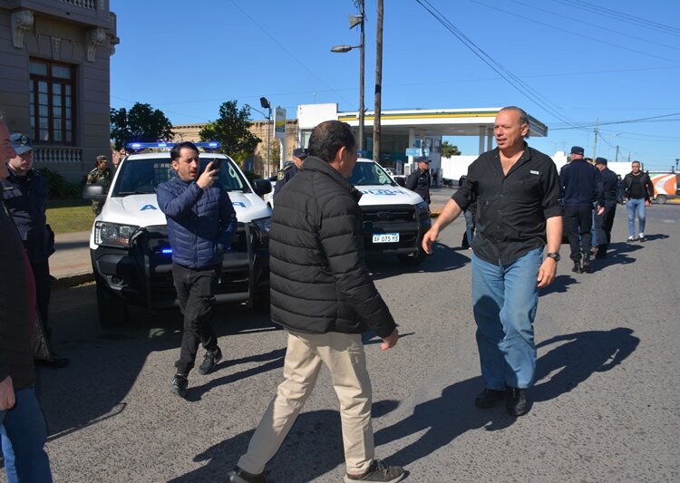 Berni estuvo en Juárez y entregó móviles para la policía local