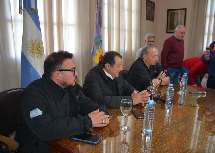Berni estuvo en Juárez y entregó móviles para la policía local