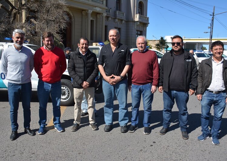 Berni estuvo en Juárez y entregó móviles para la policía local