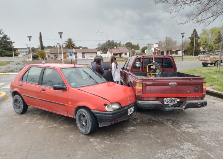 Accidente que involucró a tres vehículos sobre la avenida