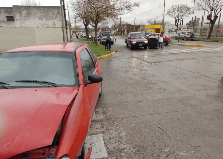 Accidente que involucró a tres vehículos sobre la avenida