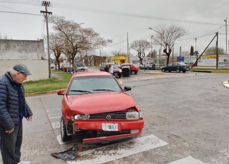 Accidente que involucró a tres vehículos sobre la avenida