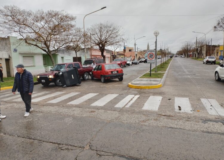 Accidente que involucró a tres vehículos sobre la avenida