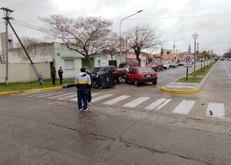 Accidente que involucró a tres vehículos sobre la avenida