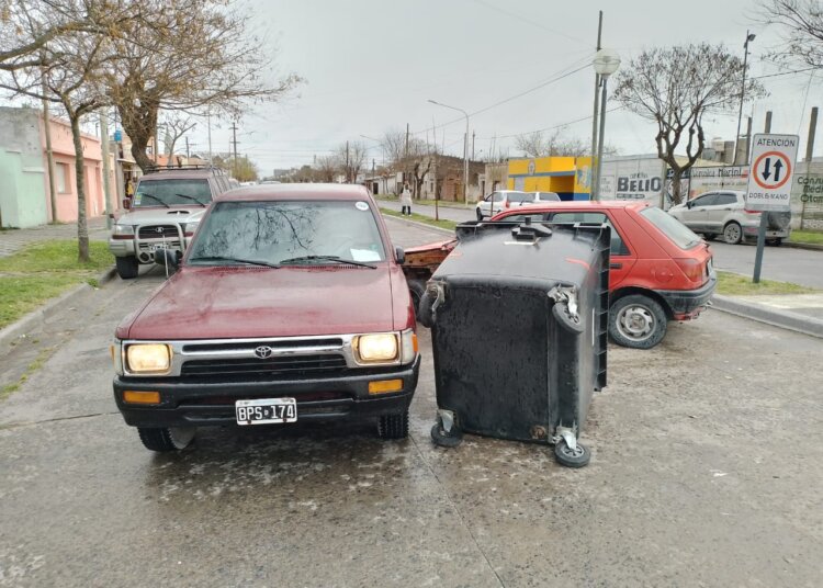 Accidente que involucró a tres vehículos sobre la avenida