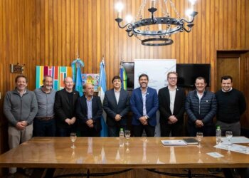 El Intendente presente en el acto presentación y firma de convenio Puentes