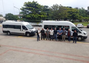 El Municipio Adquirió dos modernas combis ok, para transporte escolar