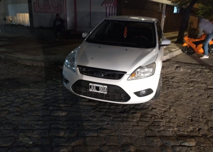Choque entre dos vehículos en la esquina de la comisaría juarense