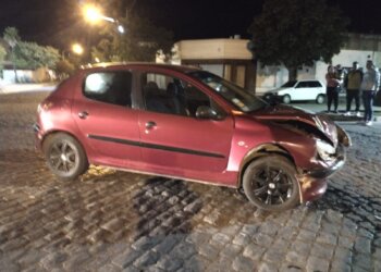 Choque entre dos vehículos en la esquina de la comisaría juarense