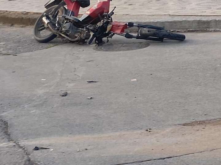 Accidente entre camioneta y moto