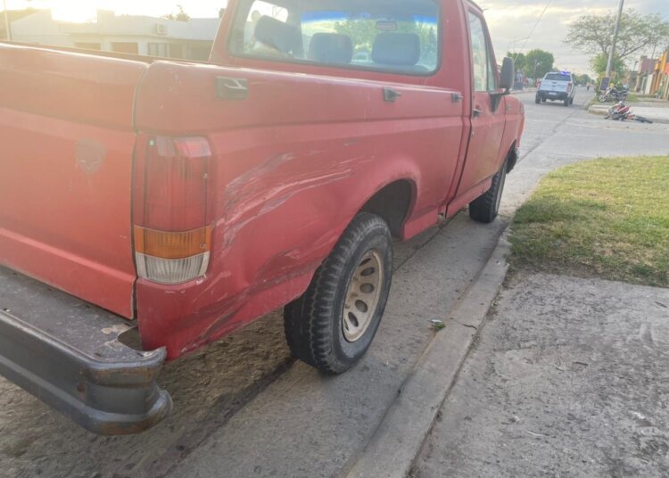Accidente entre camioneta y moto