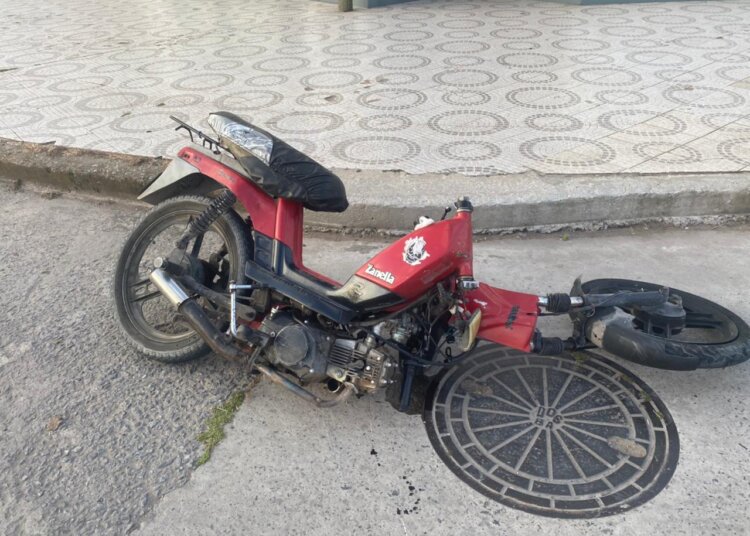 Accidente entre camioneta y moto