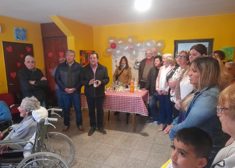 En el marco del 114 aniversario el intendente entregó subsidios en Barker