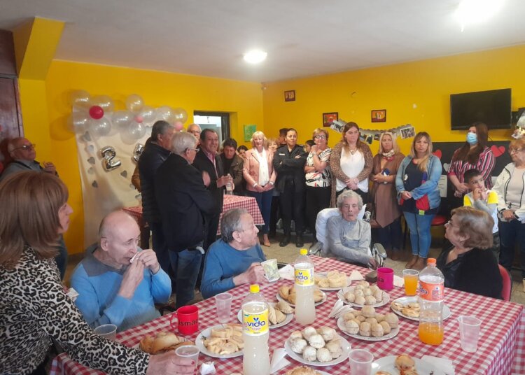 En el marco del 114 aniversario el intendente entregó subsidios en Barker