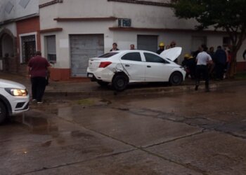 Accidente entre moto y vehículo, dos personas lesionadas