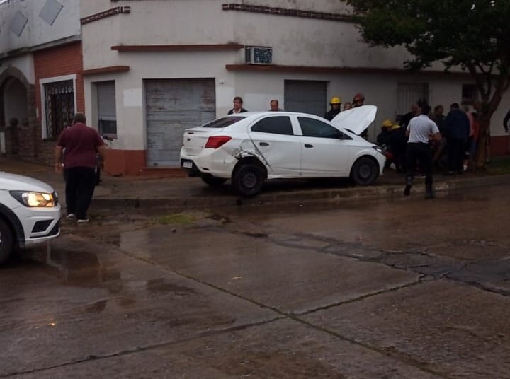 Accidente entre moto y vehículo, dos personas lesionadas