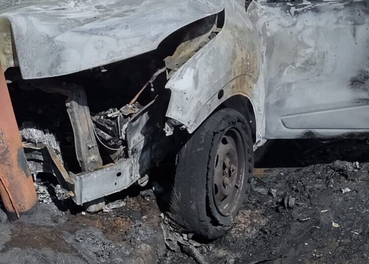 Una mujer se desmayó, chocó su auto y este terminó incendiado