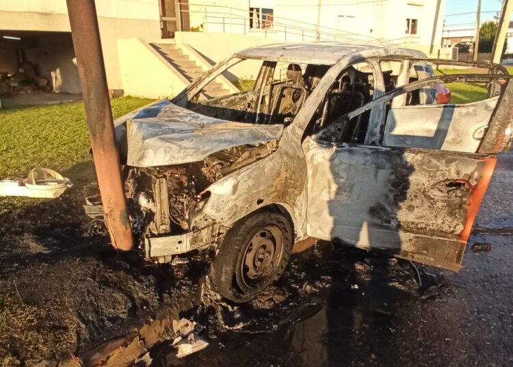 Una mujer se desmayó, chocó su auto y este terminó incendiado
