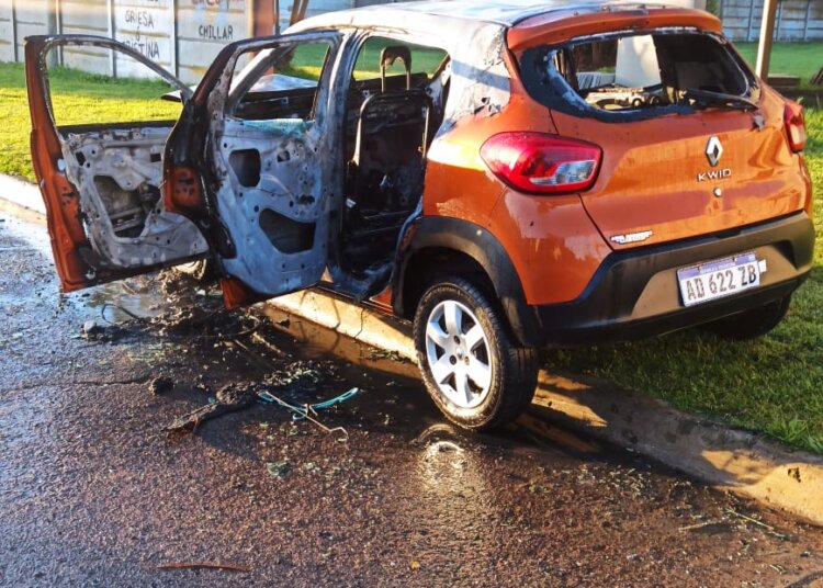 Una mujer se desmayó, chocó su auto y este terminó incendiado