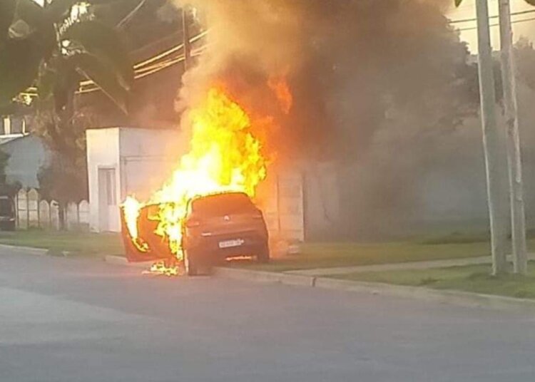 Una mujer se desmayó, chocó su auto y este terminó incendiado