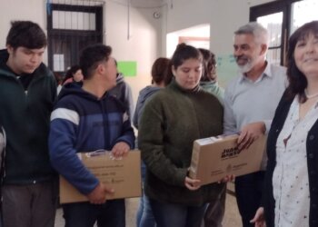 Entregaron nuevas notebook a alumnos de la Escuela Agropecuaria