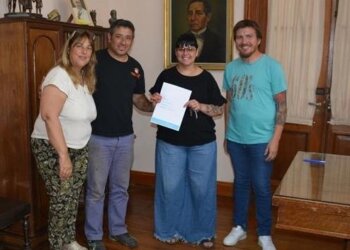 Se realizó en el despacho oficial la entrega de dos viviendas a vecinos de la localidad