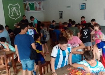 En el buffet del Club Argentino se reunieron para cambiar figuritas del Mundial