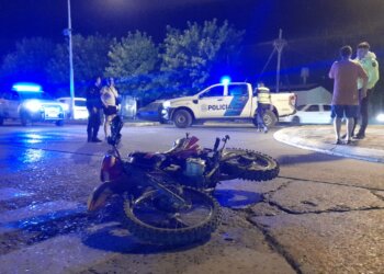 Se registró un accidente entre una moto  y un vehículo