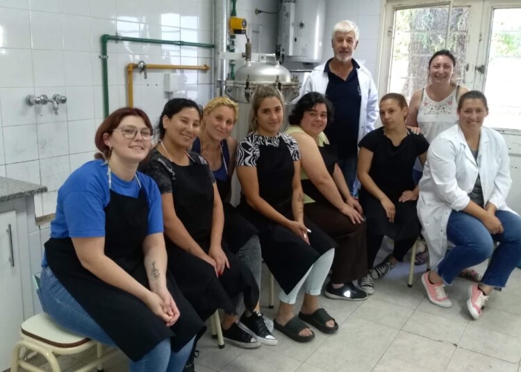 Un grupo de mujeres se capacitó en el manejo de autoclave
